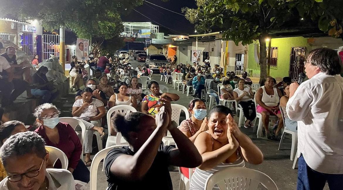 Reunión en el barrio La Manga de Barranquilla