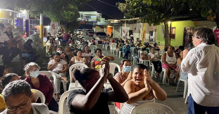 Reunión en el barrio La Manga de Barranquilla