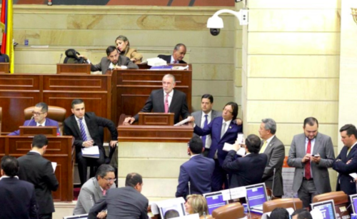 El gobernador Eduardo Verano dirigiéndose a la plenaria de Cámara. Lorduy entre los congresistas asistentes.