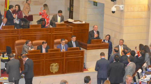 El gobernador Eduardo Verano dirigiéndose a la plenaria de Cámara. Lorduy entre los congresistas asistentes.